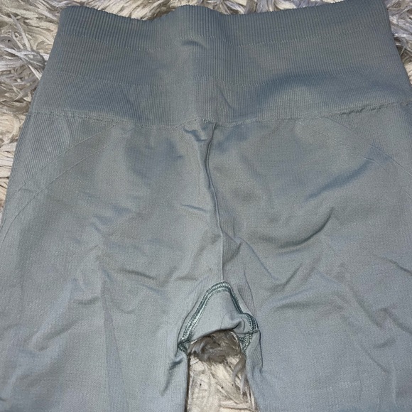 RARE LULULEMON- Sage Green- Sz 6- TARYN TOOMEY- Awakening Cropped Legging 17” - Picture 6 of 9